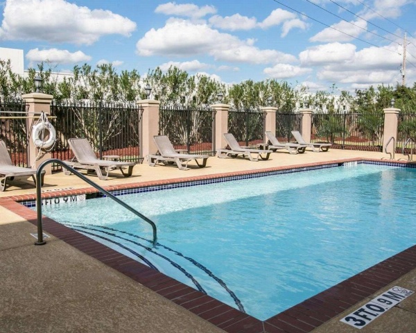 Restwell Inn & Suites I-45 North image 13