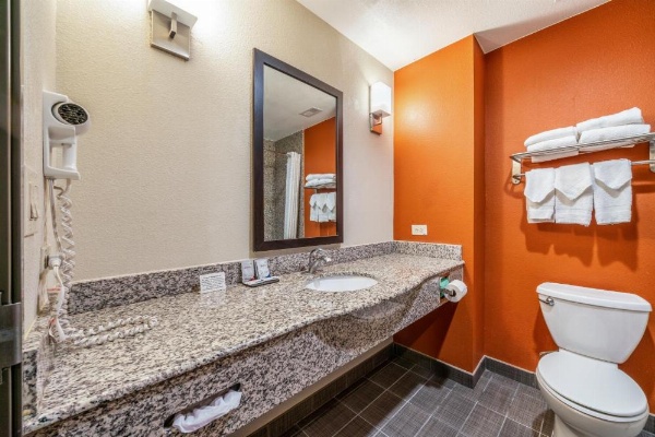 Restwell Inn & Suites I-45 North image 19