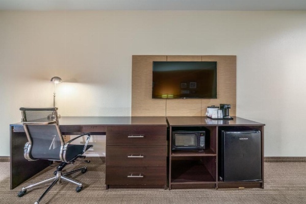 Restwell Inn & Suites I-45 North image 22