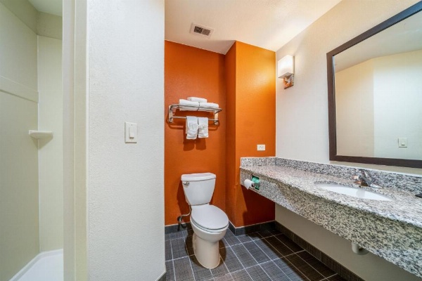 Restwell Inn & Suites I-45 North image 24