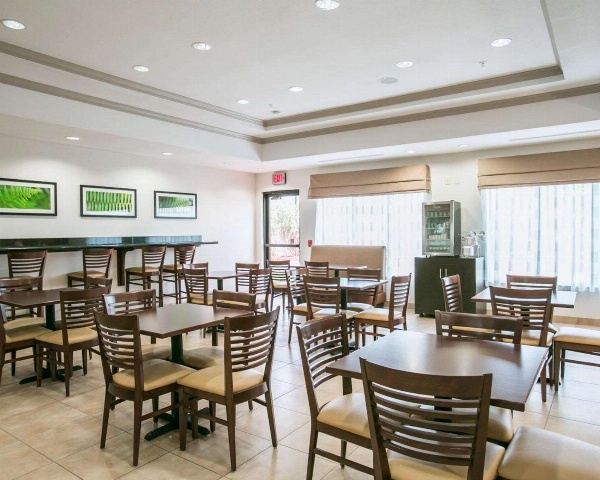 Restwell Inn & Suites I-45 North image 6